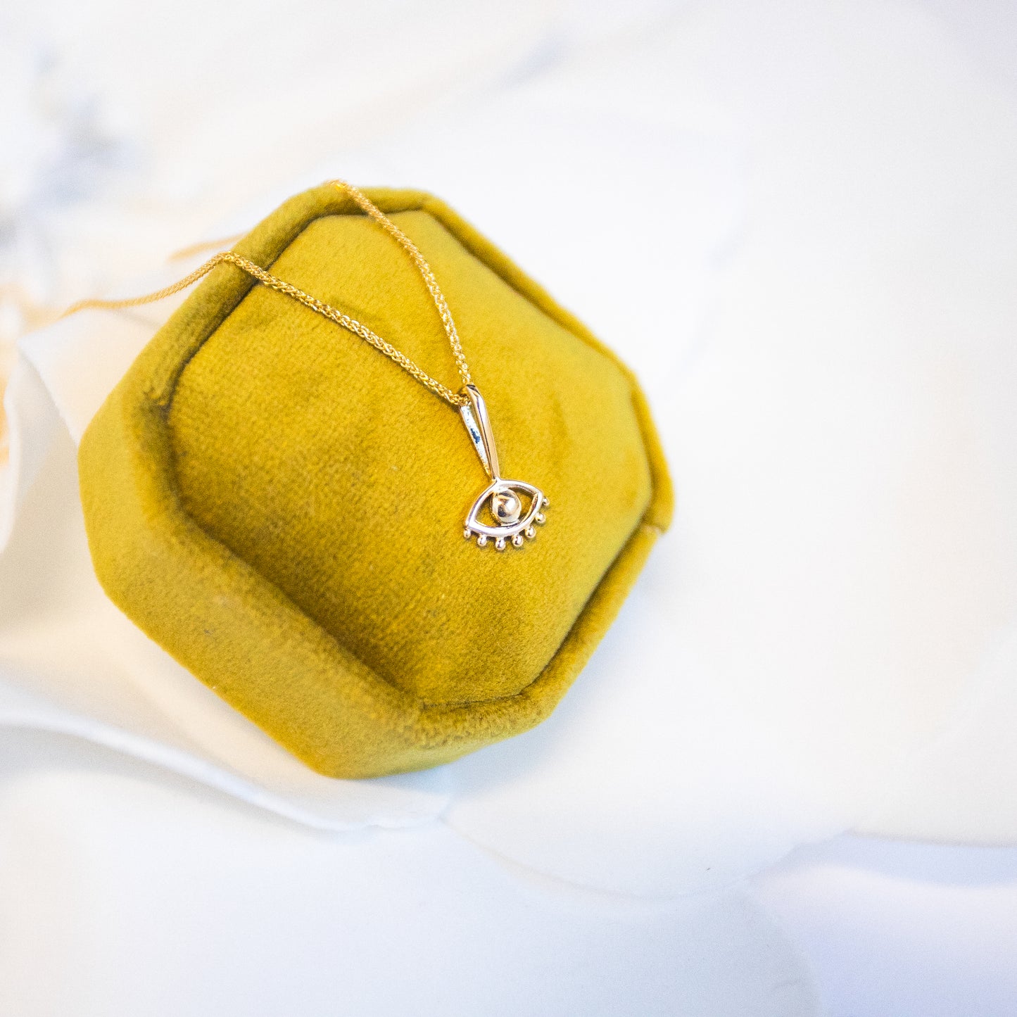 9ct Golden Gaze Pendant