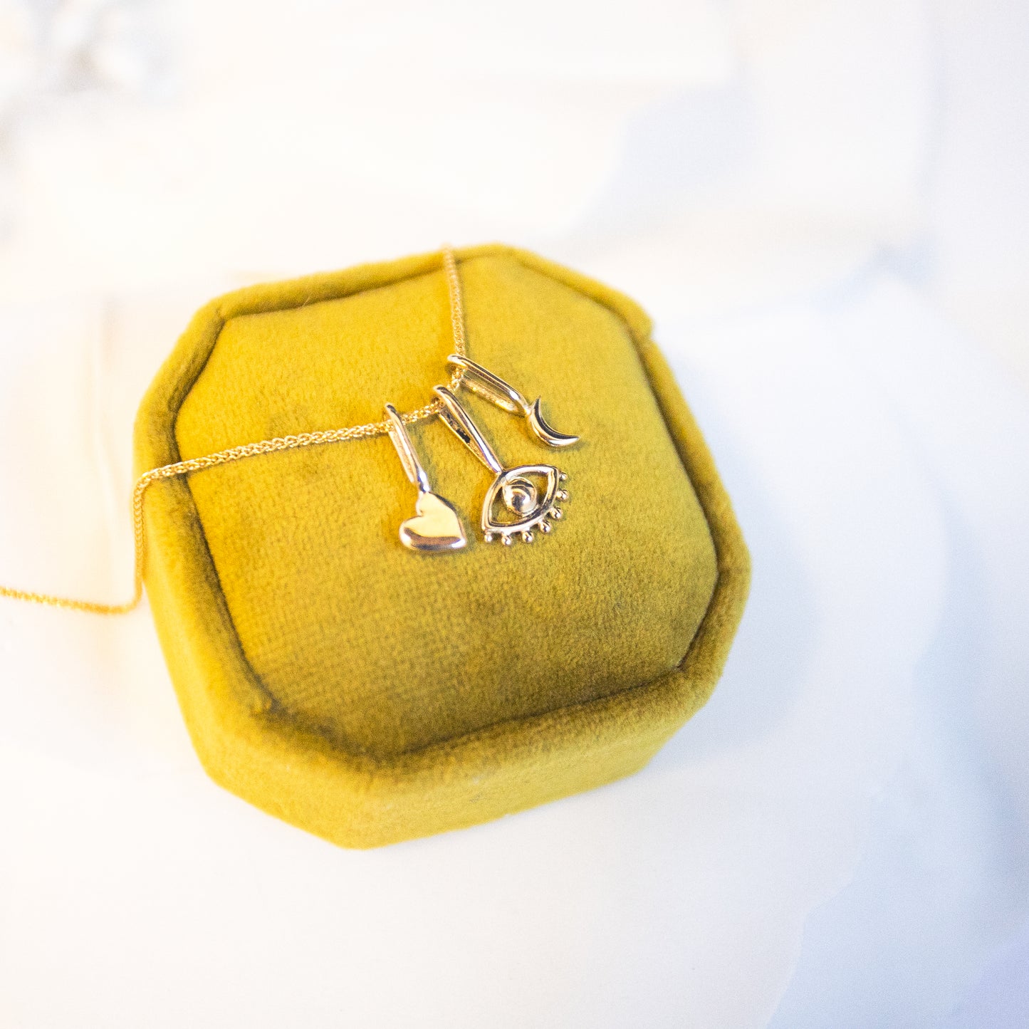 9ct Golden Gaze Pendant